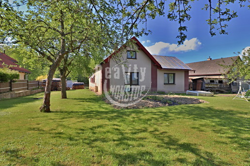 Nabízíme k prodeji samostatný rodinný dům se zahradou, garáží a dalším zázemím nedaleko Jihlavy. - Fotka 1