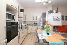 Prodej útulného atriového domu 3+kk se soukromým …