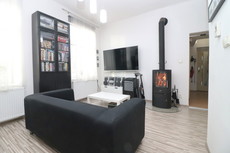 Zděný zrekonstruovaný byt 2+kk s krbovou…