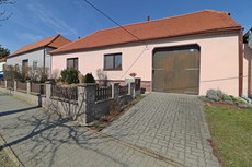 Rodinný dům s uzavřeným dvorem a prostornou…