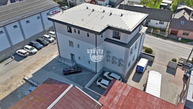 Pronájem komerční budovy s administrativními prostory a ateliéry v Jihlavě u nájezdu na D1