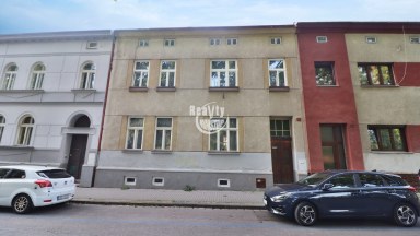 Prodej výjimečného rodinného domu se zahrádkou o 4 podlažích v Jihlavě, Štefánikovo náměstí