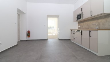 Pronájem části komerční budovy s administrativními prostory a ateliéry v Jihlavě u nájezdu na D1