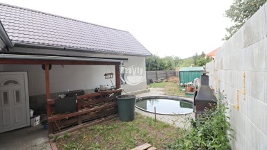 Prodej domu s uzavřeným dvorem a novou střechou v obci Budkov