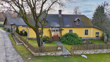 Prodej krásného rodinného domu s navazujícím rozsáhlým pozemkem
