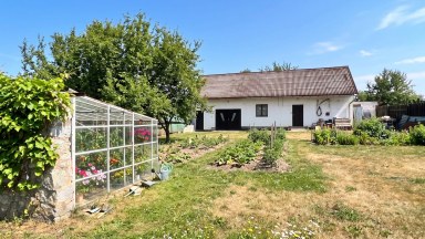 Exkluzivní prodej rodinného domu se zahradou, garáží a hospodářskou bodovou v obci Suchá