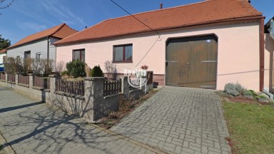 Rodinný dům s uzavřeným dvorem a prostornou zahradou, Chvalovice u Znojma