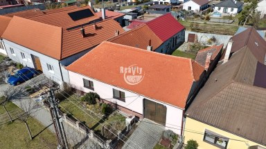 Rodinný dům s uzavřeným dvorem a prostornou zahradou, Chvalovice u Znojma