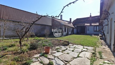 Rodinný dům s uzavřeným dvorem a prostornou zahradou, Chvalovice u Znojma
