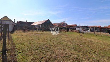 Rodinný dům s uzavřeným dvorem a prostornou zahradou, Chvalovice u Znojma
