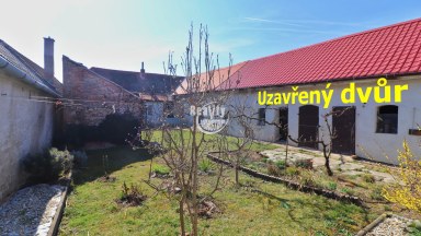 Rodinný dům s uzavřeným dvorem a prostornou zahradou, Chvalovice u Znojma