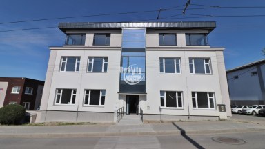 Pronájem ateliéru 1+kk komerční budovy s administrativními prostory v Jihlavě u nájezdu na D1