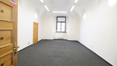 Nabízíme k pronájmu reprezentativní kancelářské prostory s možností parkování v centru města Jihlavy