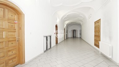 Nabízíme k pronájmu reprezentativní kancelářské prostory s možností parkování v centru města Jihlavy