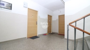 Prodej útulného bytu 1+kk s balkonem a spolehlivým nájemcem v Jihlavě (ul. Erbenova)