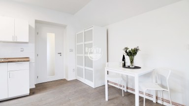 Nabízíme k pronájmu nadstandardní bytovou jednotku 2+kk v Jihlavě, ulice Jířího z Poděbrad
