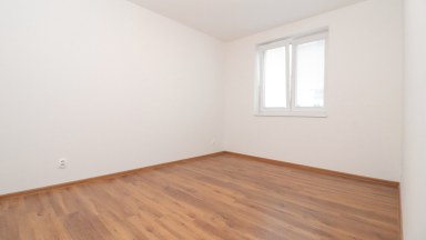 Nabízíme pronájem zánovního zděného bytu 2+kk s balkónem a garážovým stáním, Lužická, Jihlava