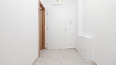 Nabízíme pronájem zánovního zděného bytu 2+kk s balkónem a garážovým stáním, Lužická, Jihlava