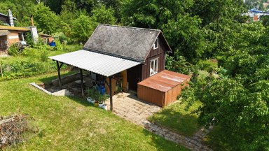 Oáza klidu s výhledem na město: Zahrada 482 m² kousek od centra Jihlavy