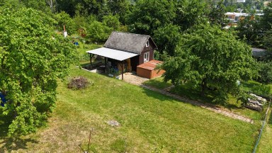 Oáza klidu s výhledem na město: Zahrada 482 m² kousek od centra Jihlavy
