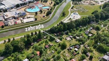 Oáza klidu s výhledem na město: Zahrada 482 m² kousek od centra Jihlavy