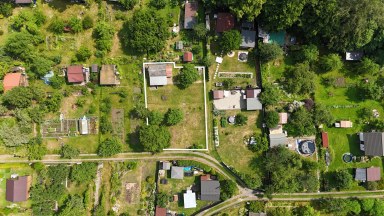 Oáza klidu s výhledem na město: Zahrada 482 m² kousek od centra Jihlavy
