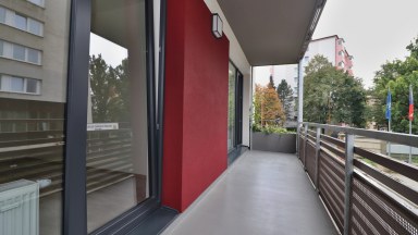 Nabízíme pronájem zánovního zděného bytu 2+kk s balkónem a parkovacím stáním u centra Jihlavy
