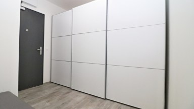 Nabízíme pronájem zánovního zděného bytu 2+kk s balkónem a parkovacím stáním u centra Jihlavy