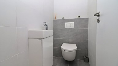 Nabízíme pronájem zánovního zděného bytu 2+kk s balkónem a parkovacím stáním u centra Jihlavy