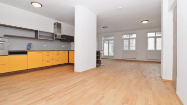 Prodej prostorného řadového rodinného domu 5+kk se zahrádkou a parkováním – Jihlava, Stará cesta