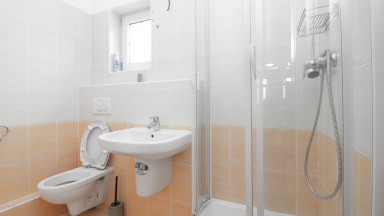 Prodej prostorného řadového rodinného domu 5+kk se zahrádkou a parkováním – Jihlava, Stará cesta